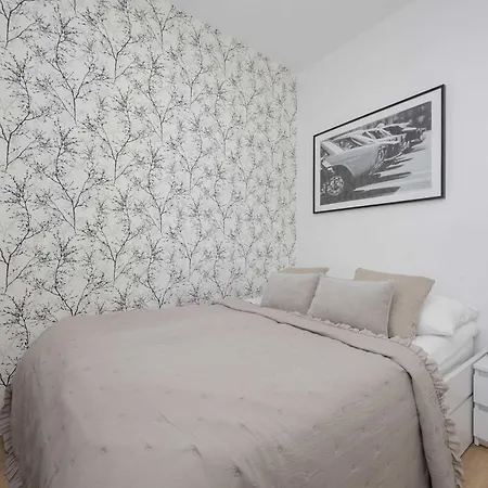 Bright Grey In With Balcony By Renters Warsaw