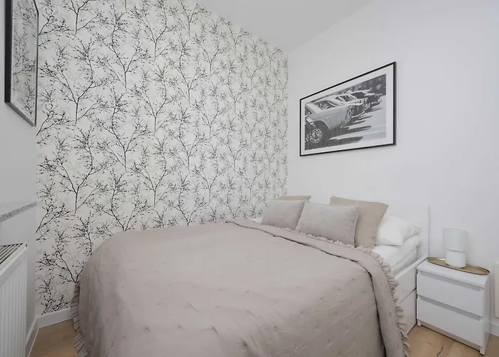 Bright Grey In With Balcony By Renters Warsaw