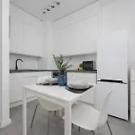 Apartman Bright Grey In With Balcony By Renters Varsó