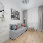 Apartman Bright Grey In With Balcony By Renters Varsó
