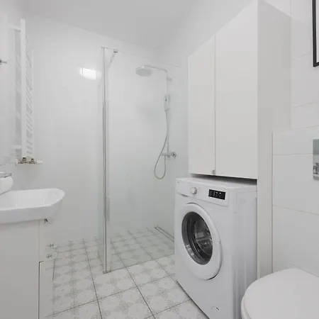 Bright Grey In With Balcony By Renters