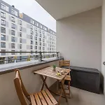 Bright Grey In With Balcony By Renters Varsóvia