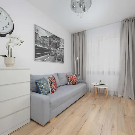 アパート Bright Grey In With Balcony By Renters ワルシャワ