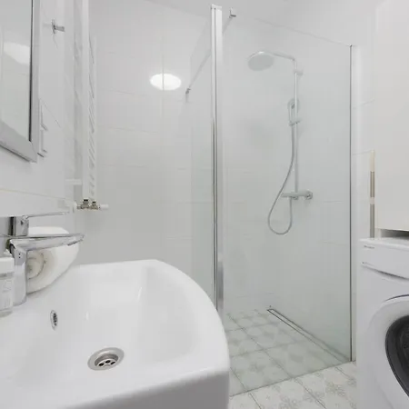 アパート Bright Grey In With Balcony By Renters ワルシャワ