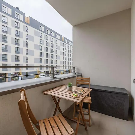 Bright Grey In With Balcony By Renters ワルシャワ